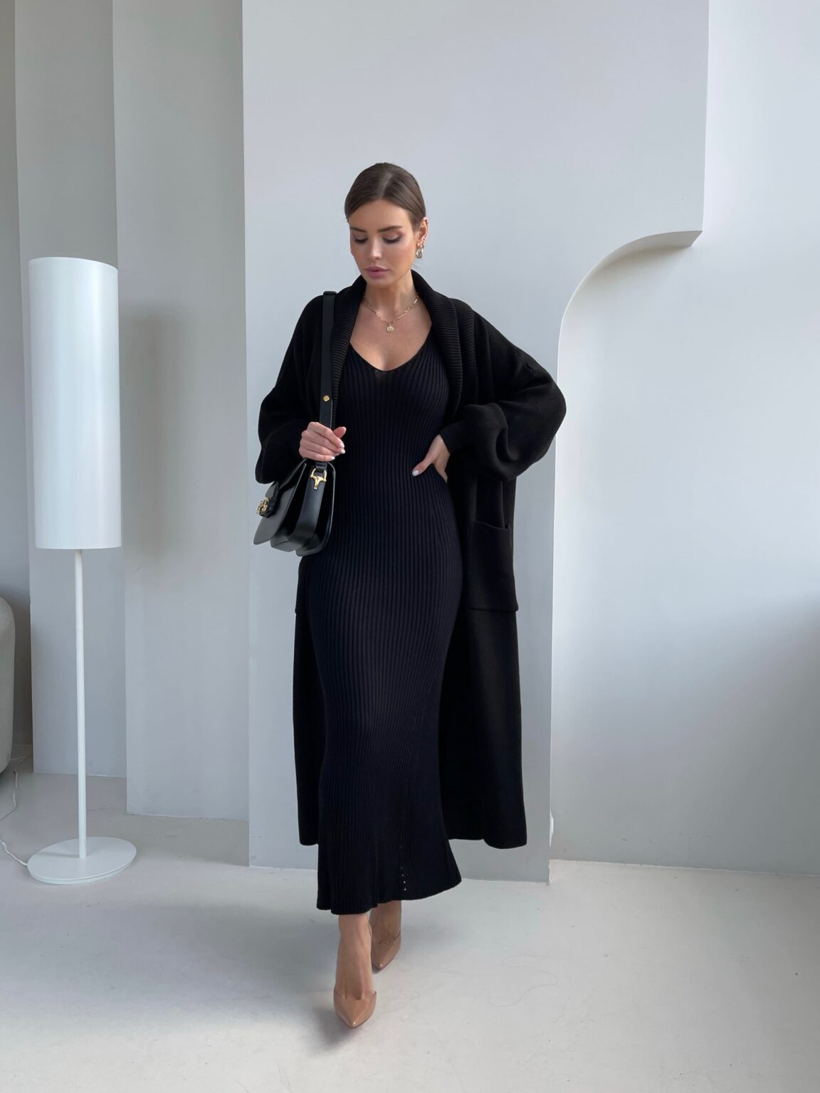 Lange schwarze Strickjacke