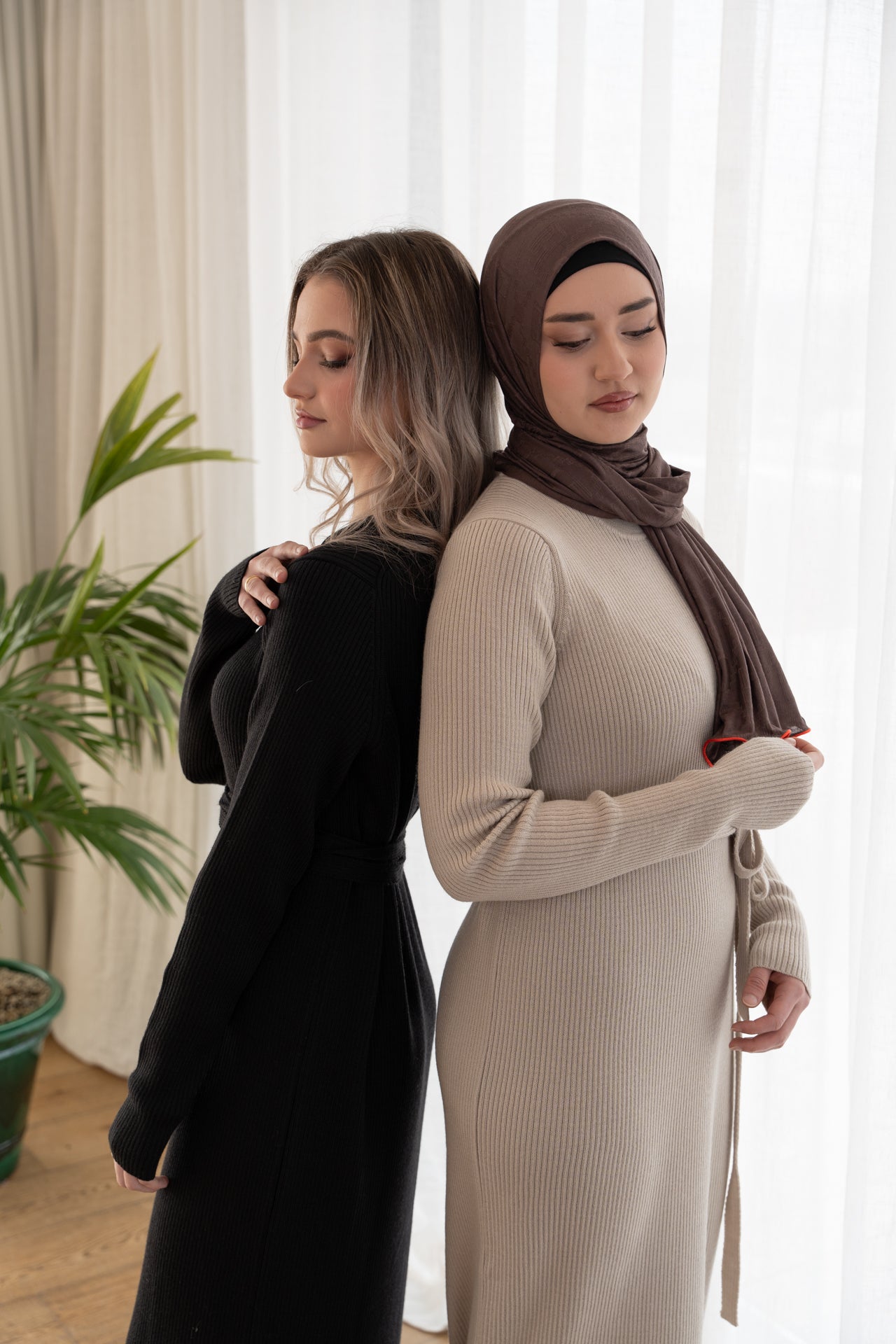Langes schwarzes Kleid aus Merinowolle