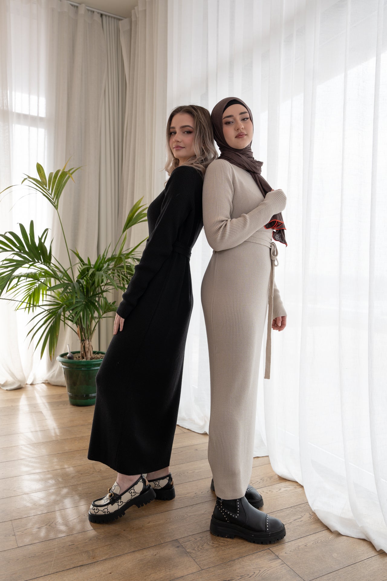 Langes schwarzes Kleid aus Merinowolle