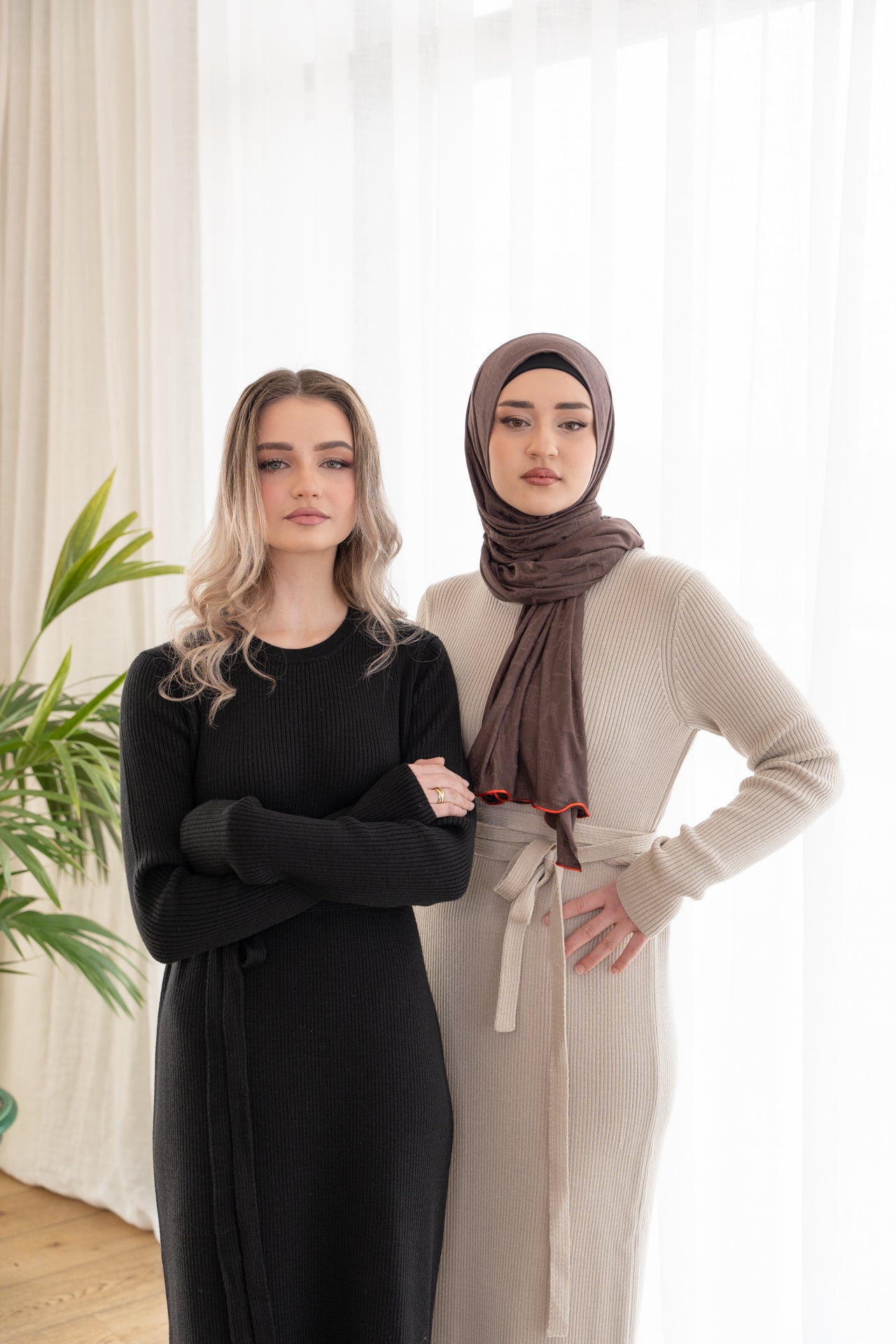 Langes schwarzes Kleid aus Merinowolle