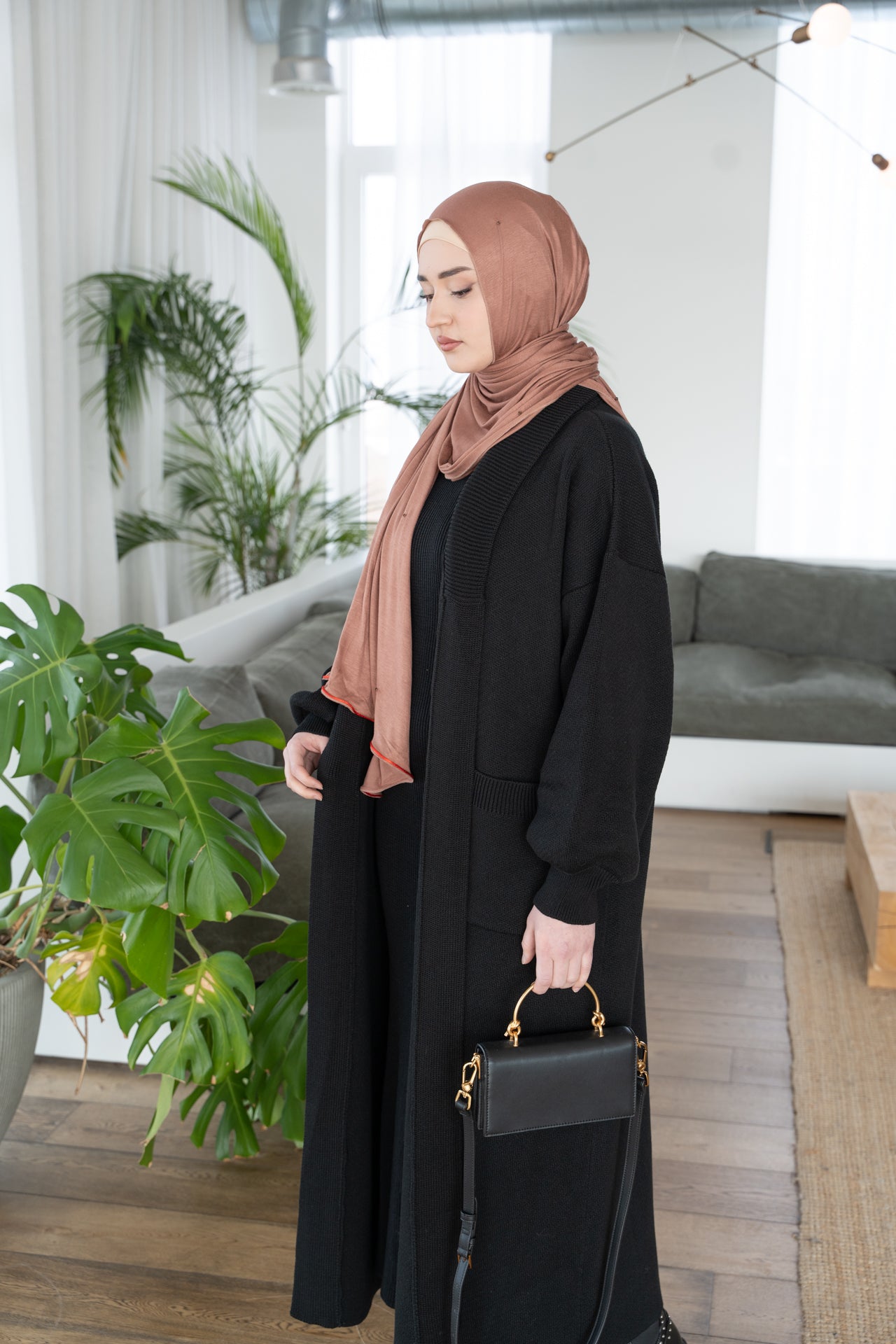 Lange schwarze Strickjacke