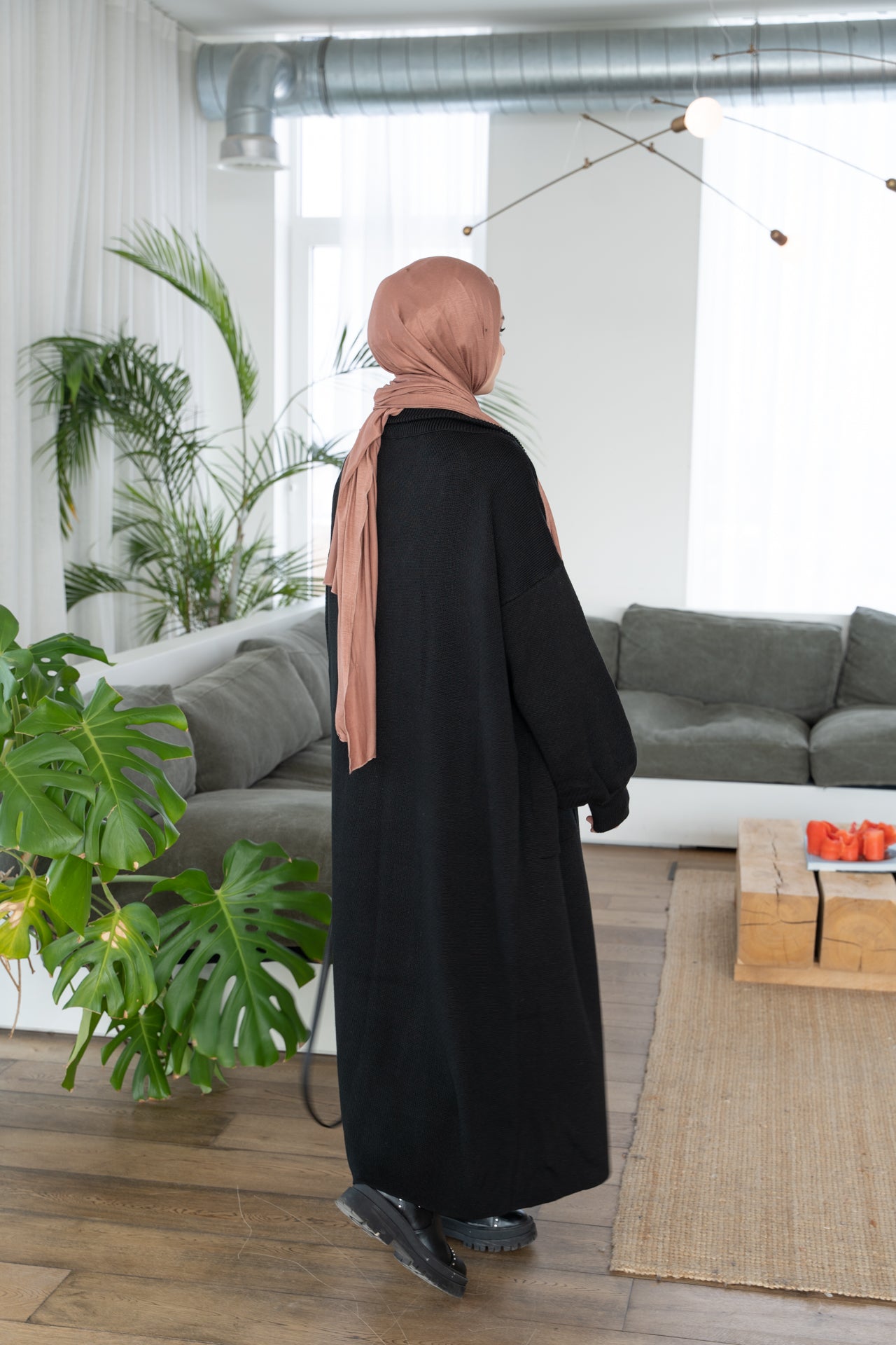Lange schwarze Strickjacke