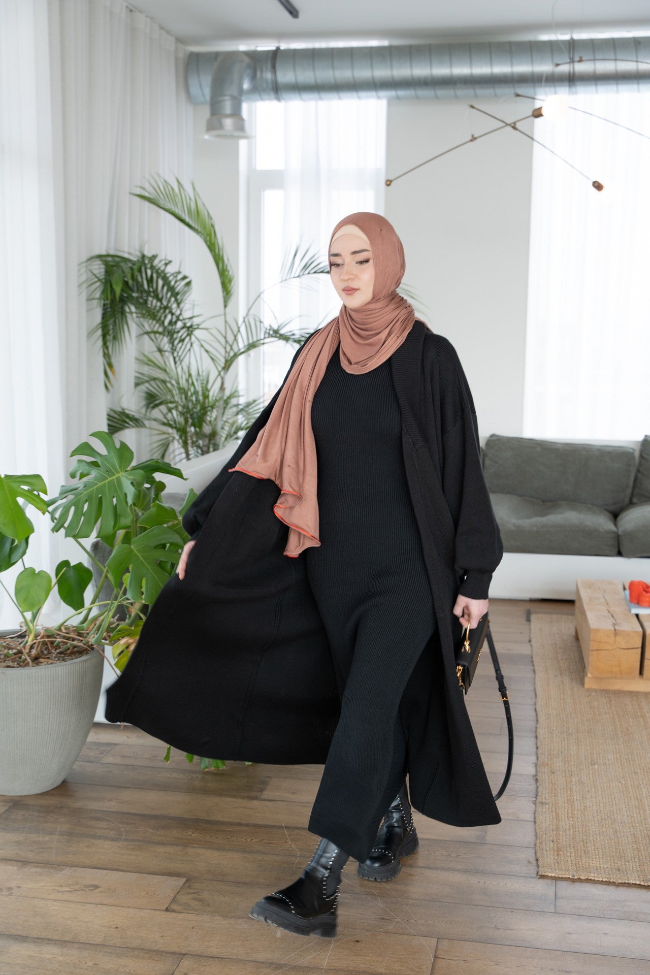 Lange schwarze Strickjacke