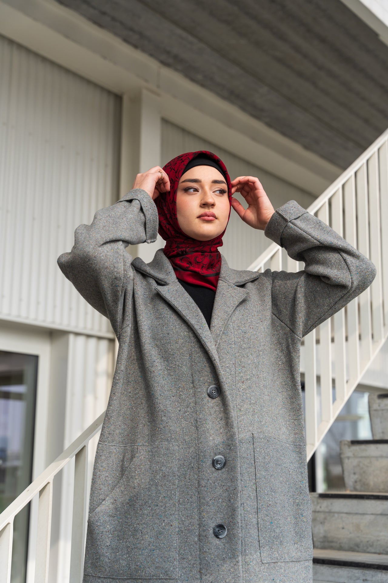 Lange graue Strickjacke
