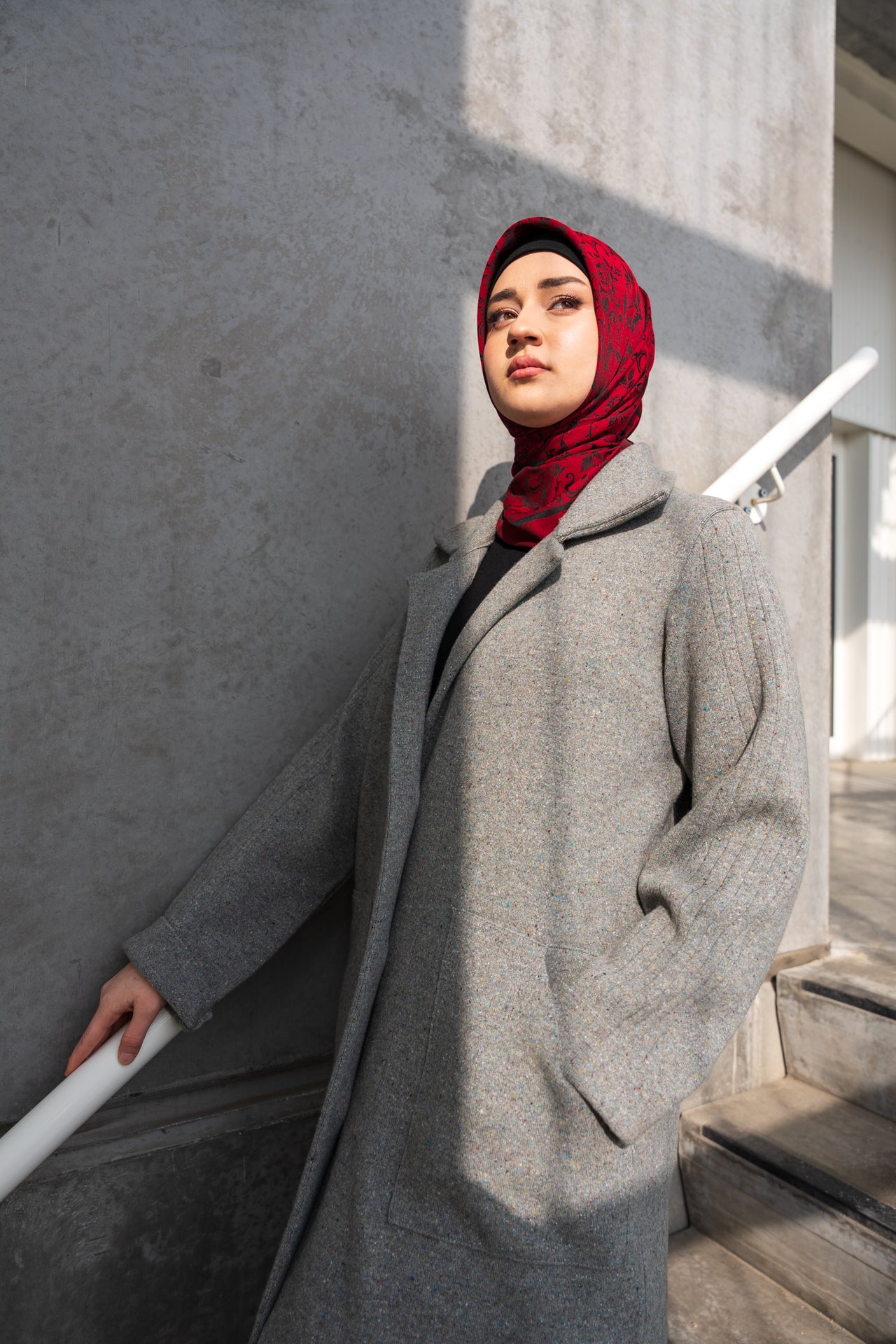Lange graue Strickjacke