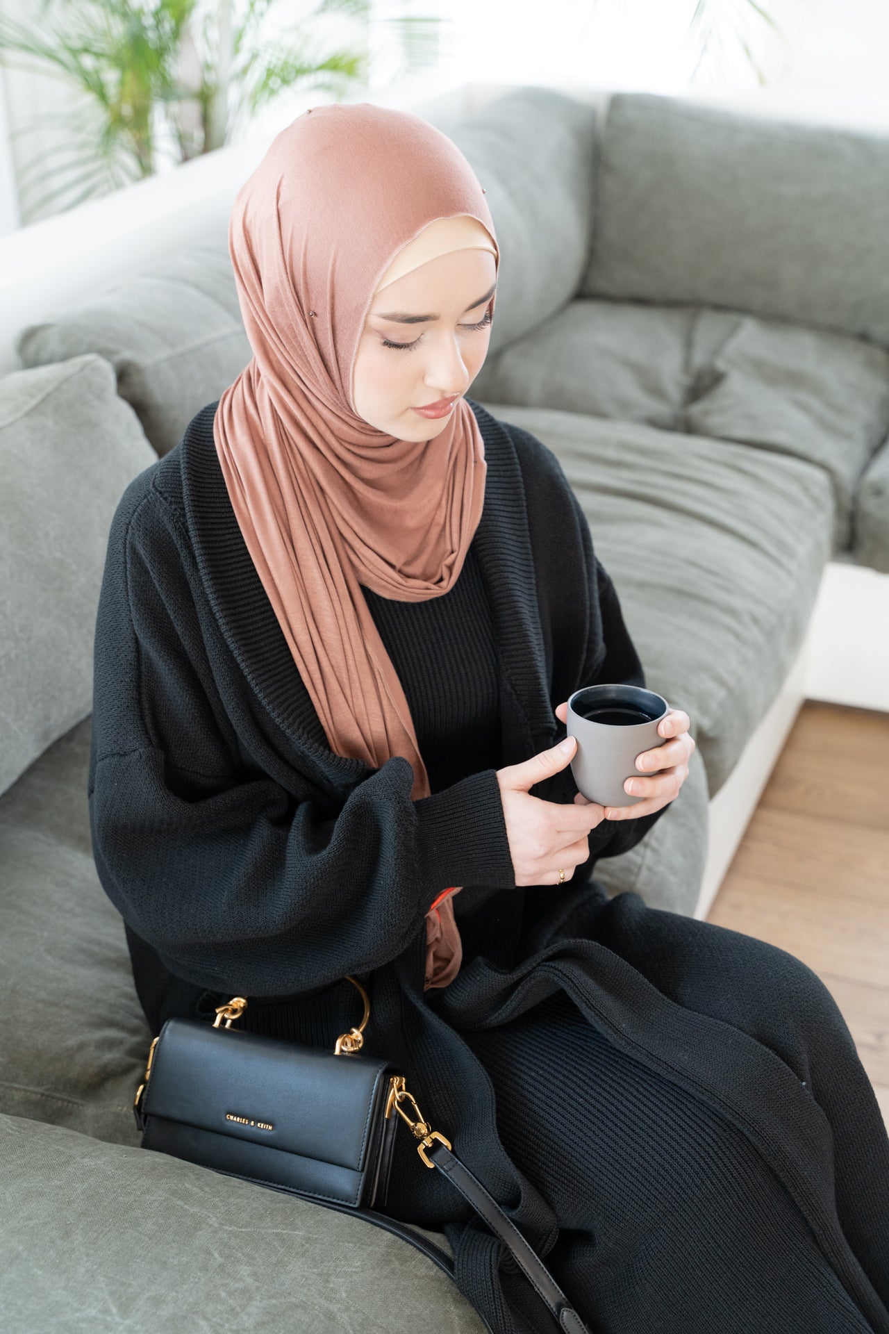Lange schwarze Strickjacke