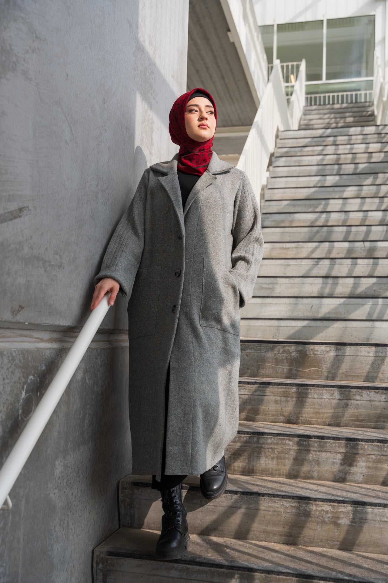 Lange graue Strickjacke