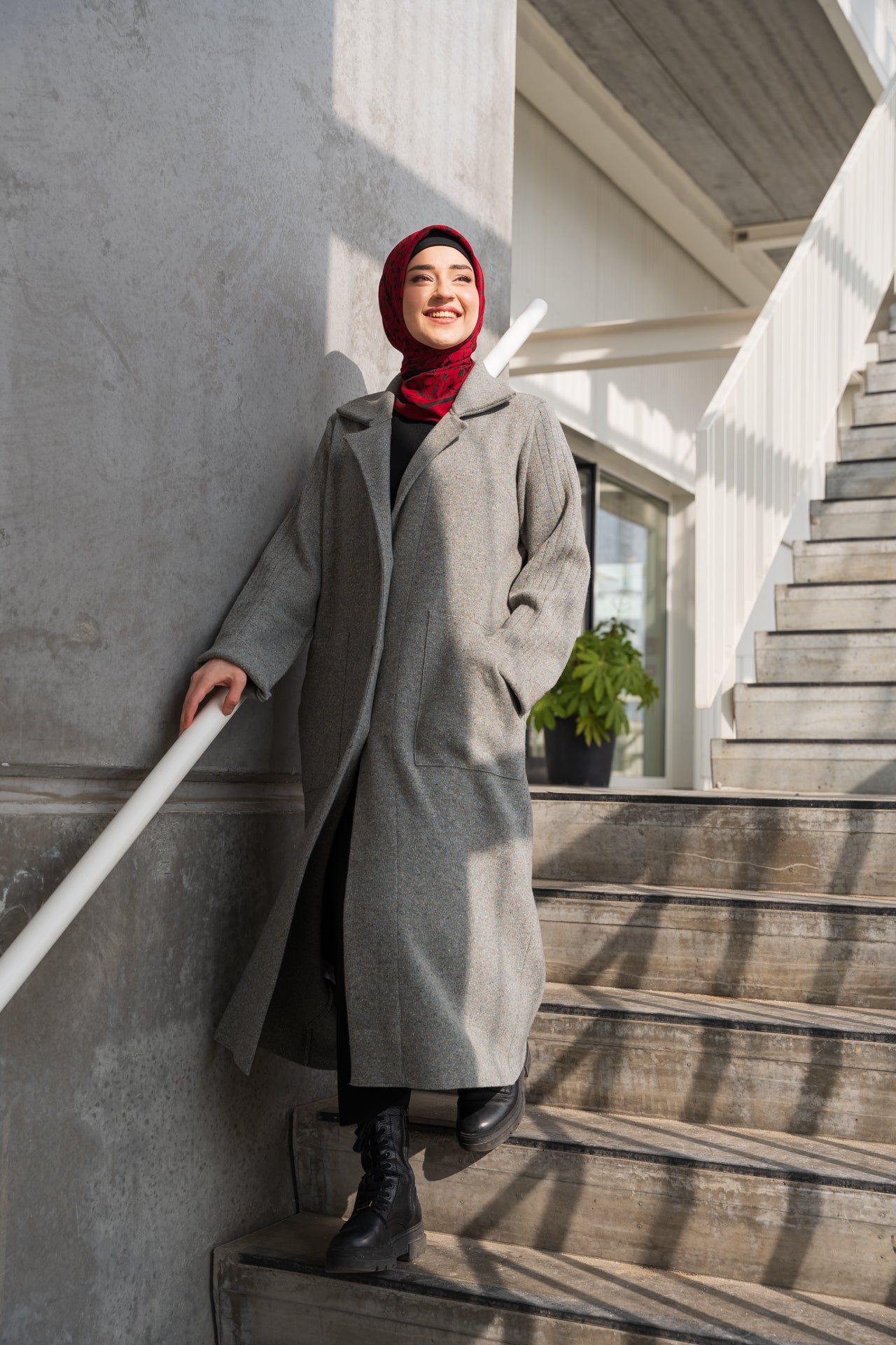 Lange graue Strickjacke