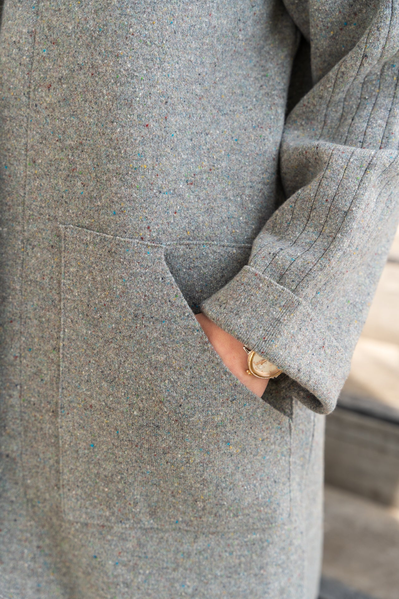 Lange graue Strickjacke