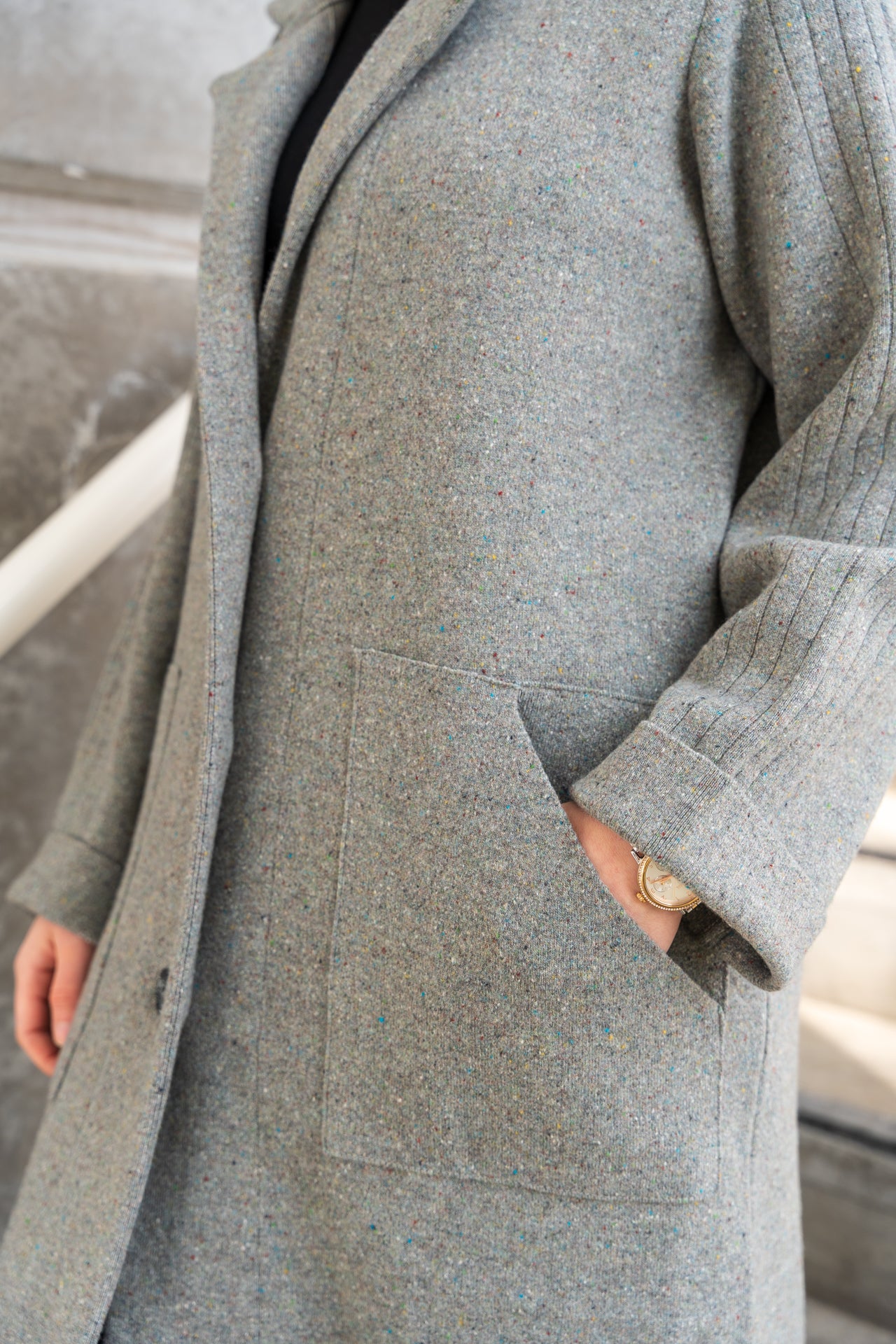 Lange graue Strickjacke