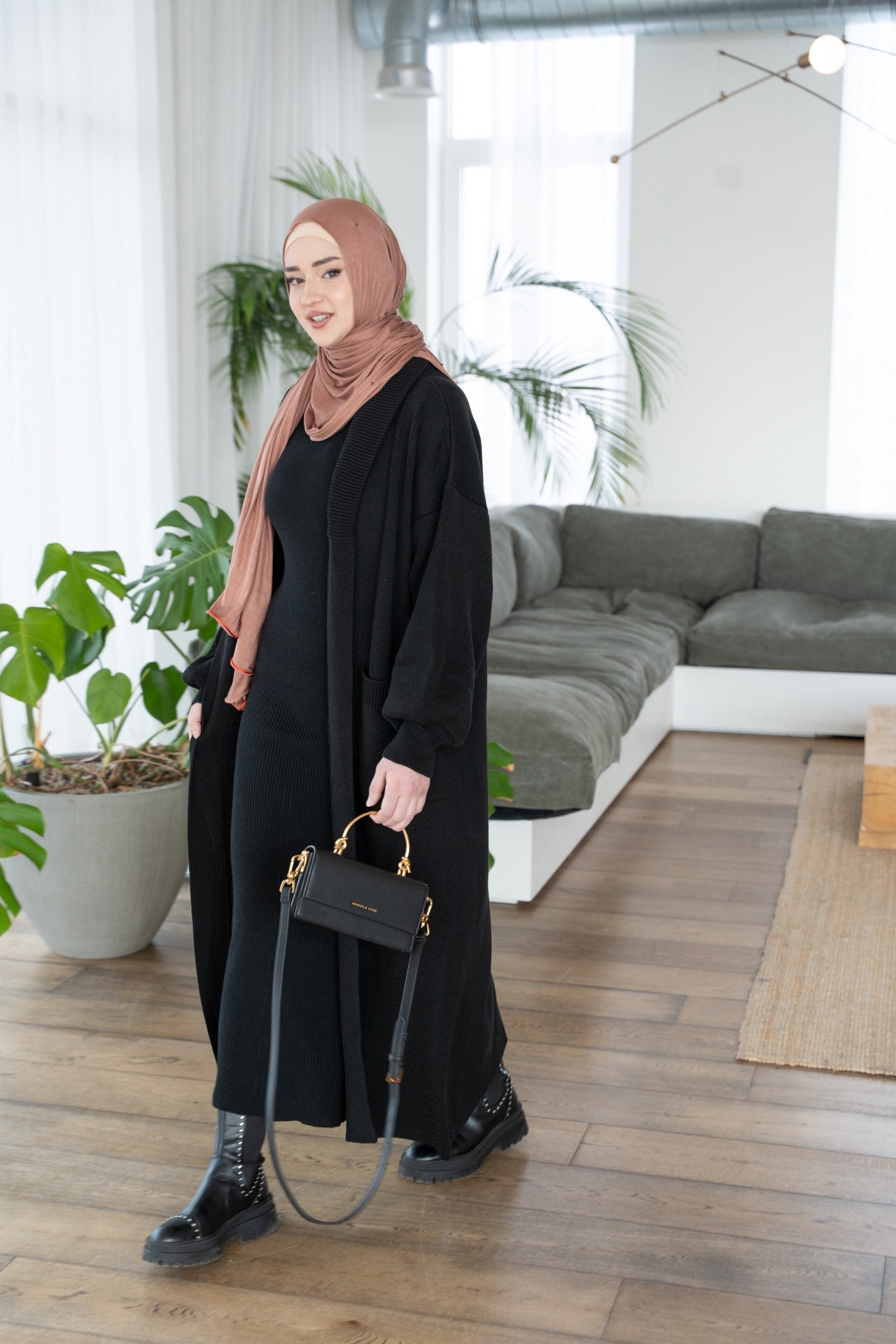 Lange schwarze Strickjacke 